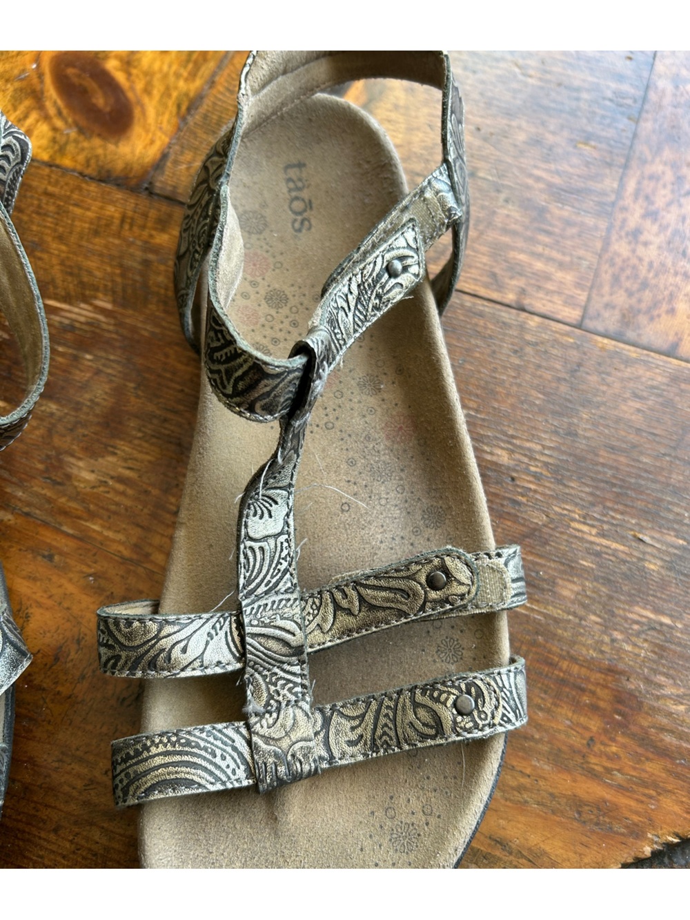 Taos size 9 (40) Trophy 2 Pewter Embossed Sandals - Picture 2 of 6